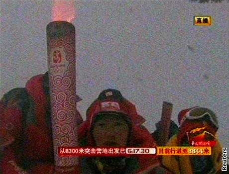 íntí horolezci s olympijskou pochodní 