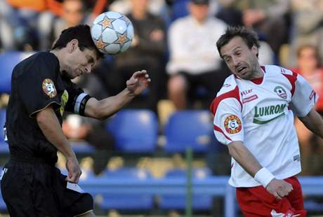 Zlín-Bohemians 1905:Pavel Luká hlavikuje, Jan Kraus pihlíí