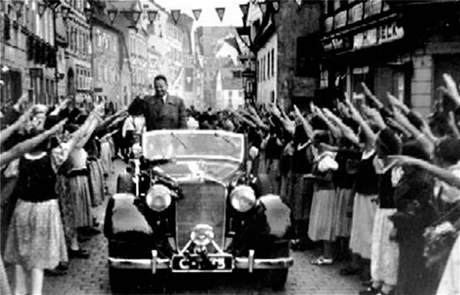 eský rozhlas podcenil hlad sudetských Nmc po zprávách v nmin. Tak jim je servírovali nacisté. Na snímku Konrad Henlein.