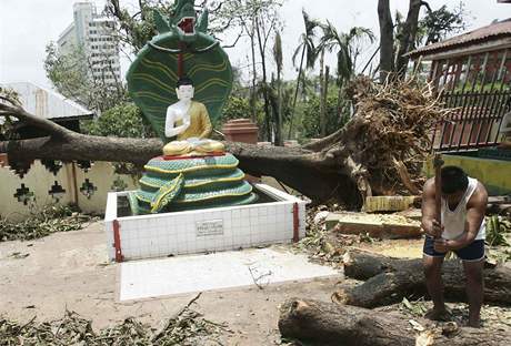 Odklízení následk cyklonu Nargis v Barm (kvten 2008)