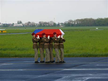 Ostatky mrtvého vojáka byly v sobotu dopraveny do vlasti