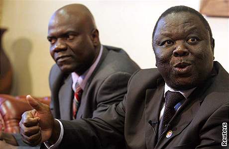 Lídr zimbabwské opozice Morgan Tsvangirai (vpravo)