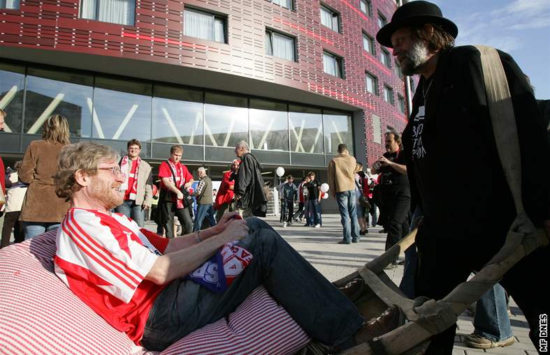 Patrik Berger (vlevo) dkuje fanoukm po exhibiním zápase na novém stadionu Slavie v Edenu. Vedle nj Luká Jarolím (uprosted) a Lubo Kubík.