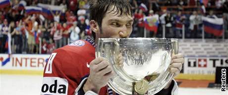 Alexander Ovekin s pohárem pro hokejové mistry svta