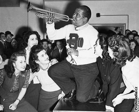 Louis Armstrong se práv stal doktorem swingu. Doktorát drí v levé ruce. Brooklyn college, New York 1941.