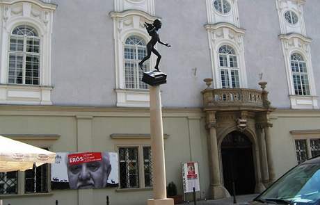 Mozartova socha od Kurta Gebauera ped hudebnm divadlem Reduta v Brn