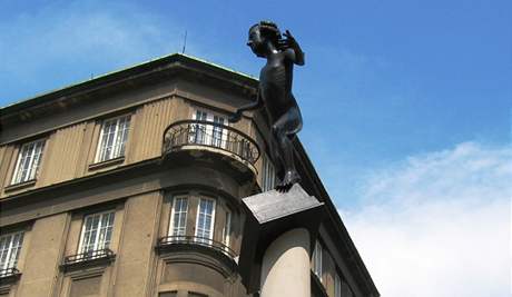 Mozartova socha od Kurta Gebauera ped hudebnm divadlem Reduta v Brn