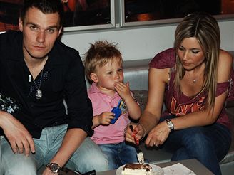Leo Mare se svou partnerkou Monikou Poslunou a jejich synem Jakubem