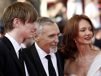 Cannes 2008 - Dennis Hopper s manelkou a synem