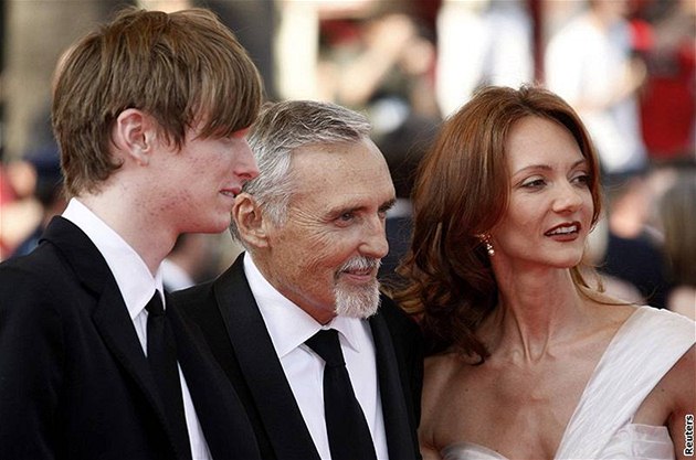 Cannes 2008 - Dennis Hopper s manelkou a synem