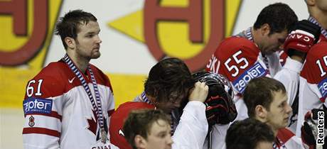 Smutní kanadtí hokejisté po prohraném finále mistrovství svta s Ruskem. Vlevo stojí útoník Rick Nash.