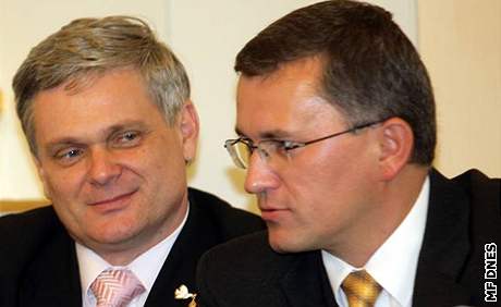 Vlastimil Tlustý (vlevo)  je hlavním vládním kritikem vyrovnání s církvemi.