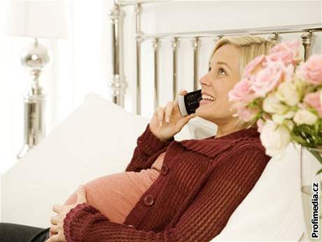 Telefonování v thotenství má podle studie vliv na chování dítte