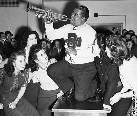 Louis Armstrong se práv stal doktorem swingu. Doktorát drí v levé ruce. Brooklyn college, New York 1941.