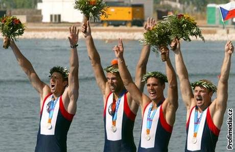 Stíbrná párová tyka z OH v Aténách 2004: zleva David Kopiva, Tomá Karas, Jakub Hanák a David Jirka