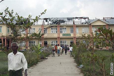 Odstraování následk cyklonu Nagris v Barm
