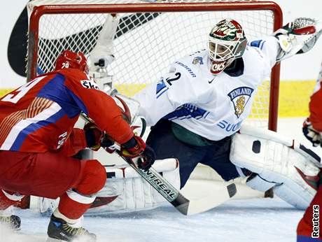 VETERÁN V AKCI. Sergej Fjodorov stílí gól finskému brankái Backstromovi.