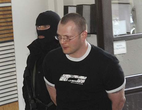 Policista eskortuje k soudu Tomáe Ptu z Berdychova gangu (15. kvtna 2008)