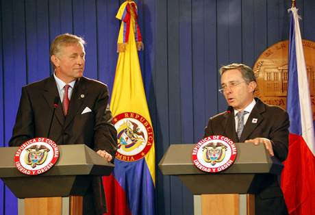 Mirek Topolánek a Alváro Uribe na summitu v Peru