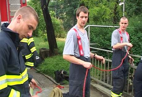 Prat hasii vyrazili krtce ped pl ptou odpoledne k topc se en, kterou lid slyeli v ulici Na Slupi