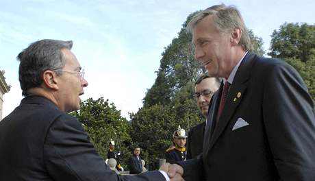 eský premiér Mirek Topolánek a kolumbijský prezident Álvaro Uribe (vlevo)
