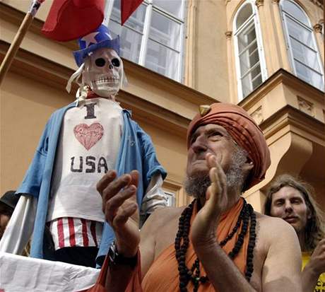 Demonstrace komunistického svazu mládee a Praské rady KSM ped americkým velvyslanectvím.