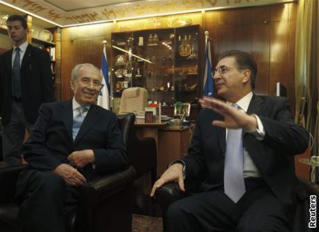Izraelský prezident imon Peres vítá na konferenci pedsedu Valného shromádní OSN Srgjana Kerima.