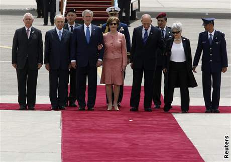 George W. Bushe vítal na pistávací ploe Ben Gurionova letit imon Peres a Ehud Olmert