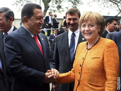 Venezuelsk prezident Hugo Chavez s nmeckou kanclkou Angelou Merkelovou