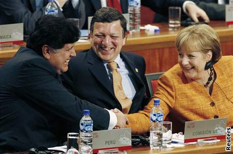 Perunsk prezident Alan Garcia si tese pravic s nmeckou kanclkou Angelou Merkelovou