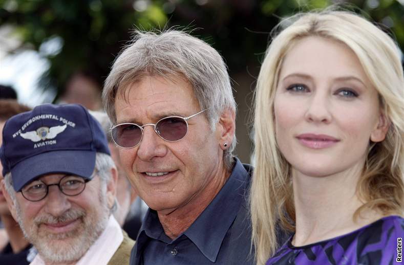 Reisér Steven Spielberg s herci Harrisonem Fordem a Cate Blanchettovou na festivalu v Cannes
