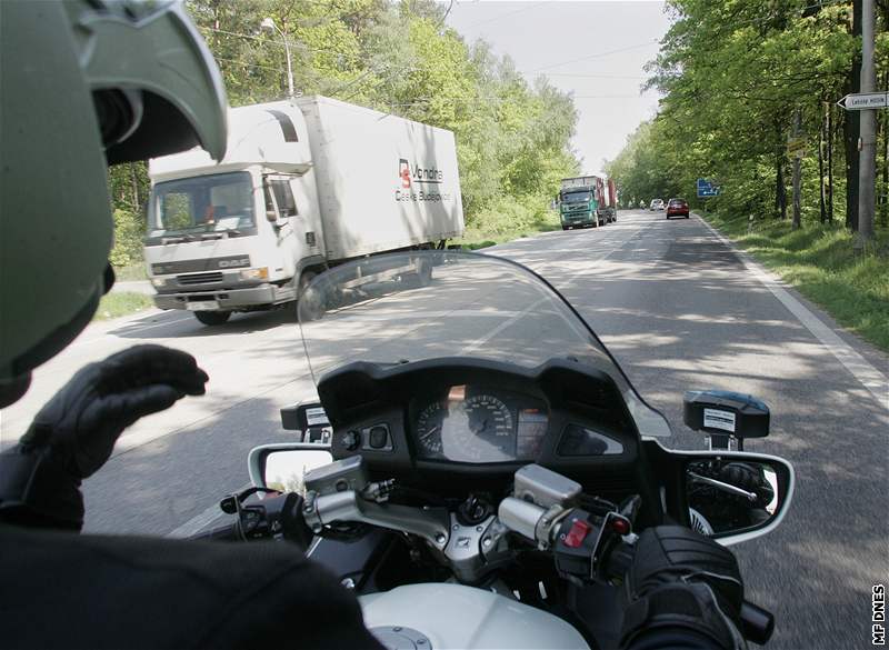 Jihoeská policejní skupina silniního dohledu pi pedvádcí akci