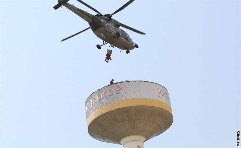 Vrtulník zachrauje dlníky z vodojemu v Opav (15.8.2008)