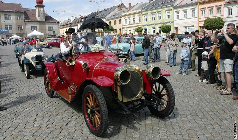 V Zábehu se v sobotu lidem pedstavilo osm desítek historických voz.