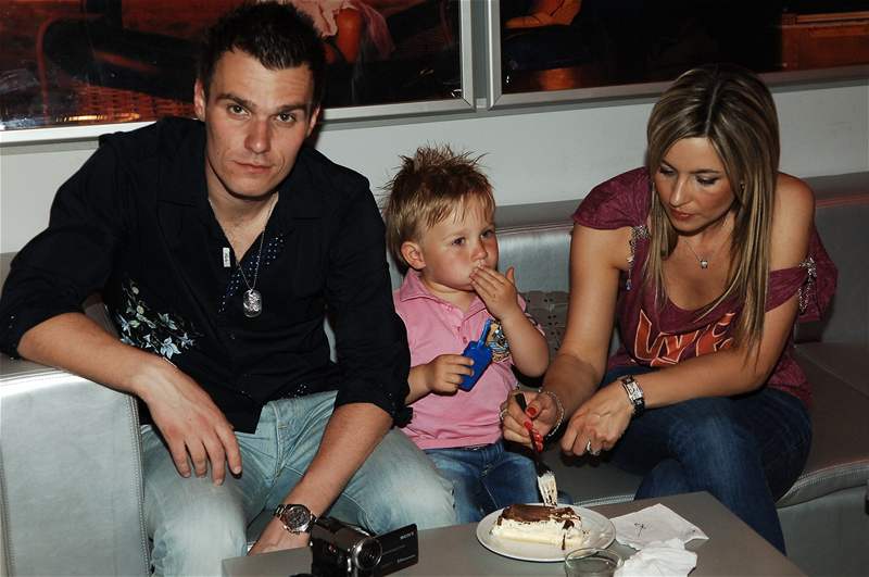 Leo Mare se svou partnerkou Monikou Poslunou a jejich synem Jakubem