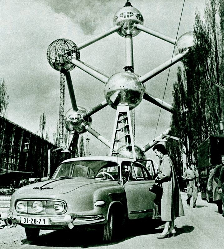 Automobil Tatra 603 pod rozestavným Atomiem