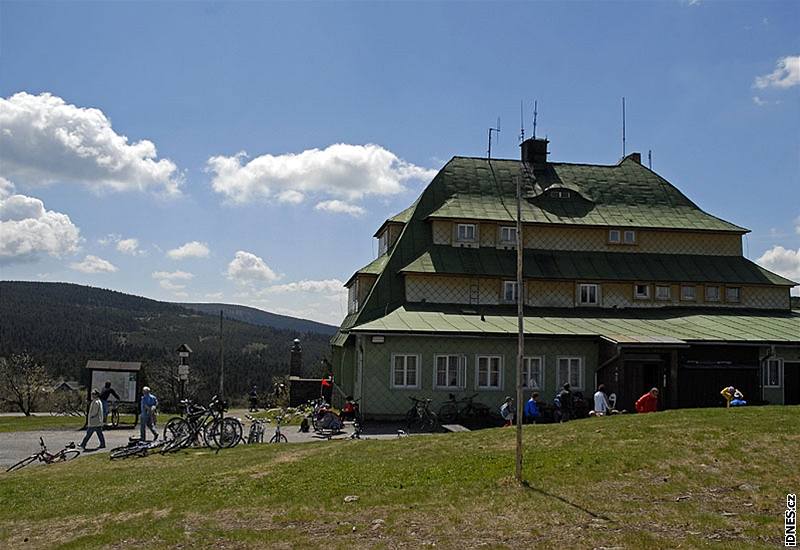 Na hebenovku Orlických hor se mete vydat i s dtmi. V pozadí masiv Velké Detné