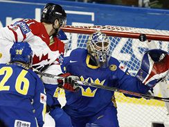 Kanada - Švédsko: Brankář Lundqvist zachytává pokus Kanaďana Nashe. Kanada - Švédsko: Brankář Lundqvist zachytává pokus Kanaďana Nashe.