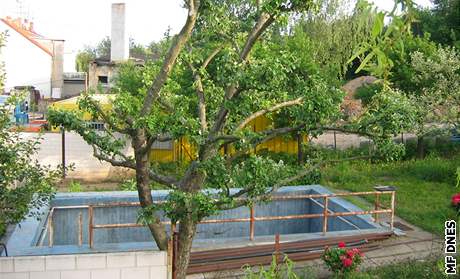 Zahrada domu v brnnsk ulici Terezy Novkov, kde dely obti vdce sekty Jiho Adama
