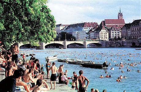 Plovárna Rýn. Evropský veletok protínající centrum Basileje v lét okupují plavci.