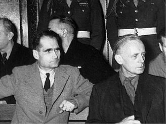 Rudolf Hess bhem pováleného procesu v Norimberku