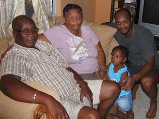 Rodina Asafy Powella: (zleva) otec William, matka Cislin, nete Adia i bratr Nigel.