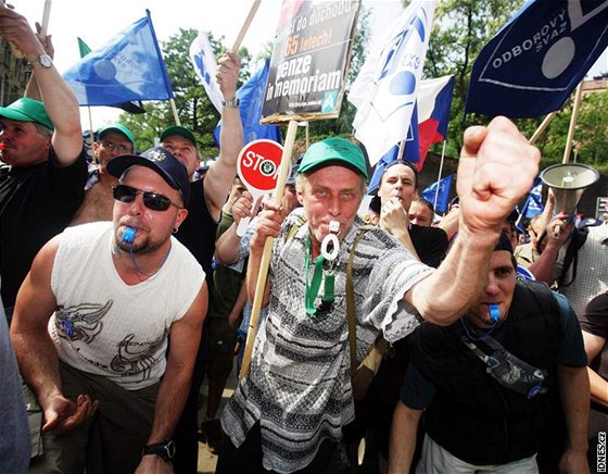 Odborái své protesty od 14. kvtna vyjadují ped budovou Úadu vlády R v rámci takzvaného msíce protest.