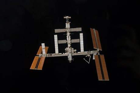 Mezinárodní vesmírná stanice ISS zachycená z pibliujícího se raketoplánu