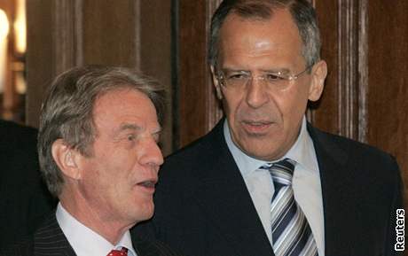 Francouzský ministr zahranií Bernard Kouchner (vlevo) a jeho ruský protjek Sergej Lavrov