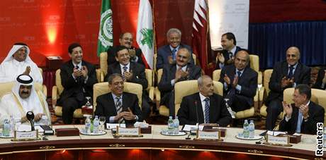Libanontí politici a zástupci Ligy arabských stát po dohod v Kataru. Ta by mla ukonit osmnáctimsíní krizi v zemi. S dohodou souhlasily i Írán, Sýrie, Francie a Saúdská Arábie (21. kvtna 2008)