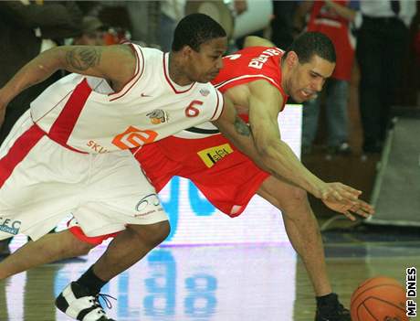 Monty Mack (Nymburk, vlevo) bojuje o mí s pardubickým Kamaldinem Gammou v semifinále Mattoni NBL