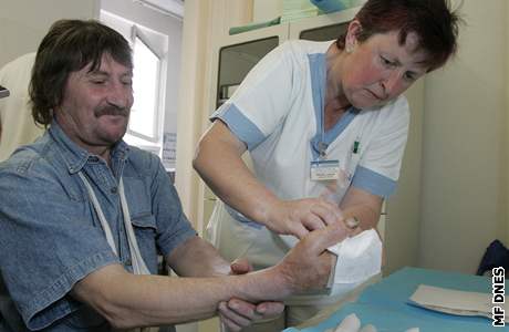 Sestra Ludmila Zíková pevazuje Zbyku Hanzlíkovi ruku, kterou díky plastickým chirurgm bude moci pouívat i poté, co mu ji amputovala pila.