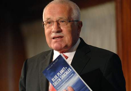 Prezident Václav Klaus s anglickým vydáním své knihy Modrá, nikoliv zelená planeta