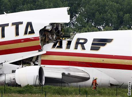 Boejing 747 se pi vzletu rozlomil na dv sti.